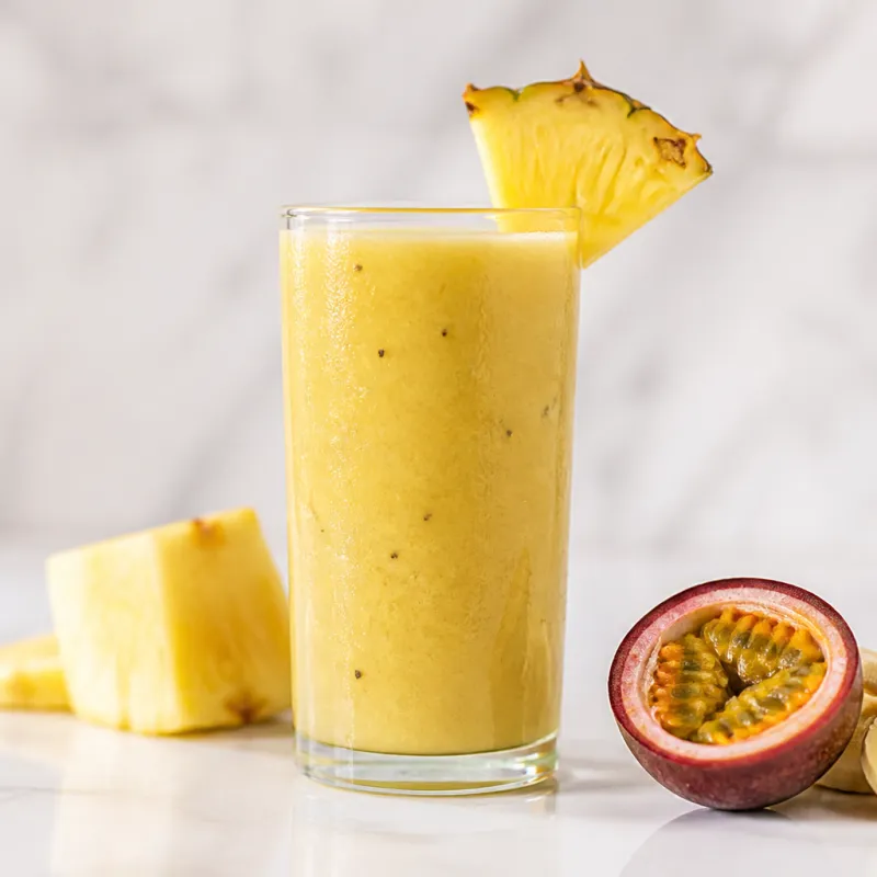 Smoothie de plátano y piña con maracuyá