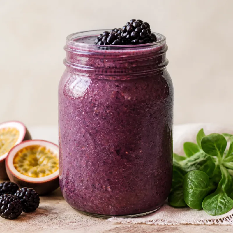 Smoothie de moras y maracuyá