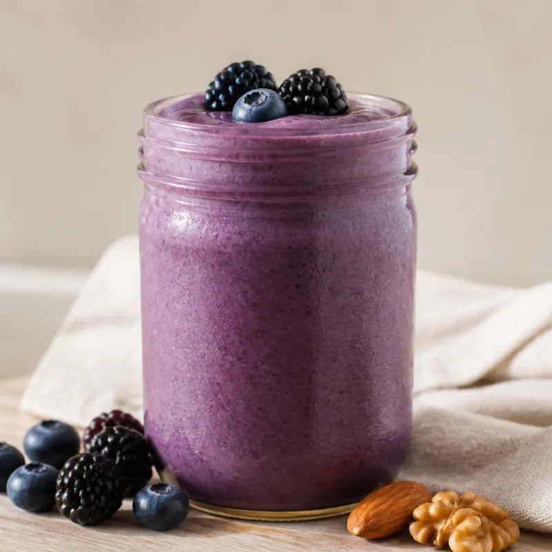 Smoothie de arándanos y moras con frutos secos