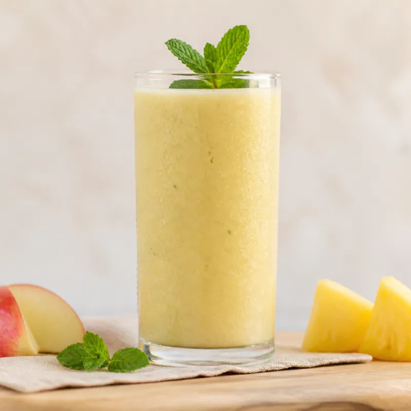 Smoothie ligero de piña y manzana con menta